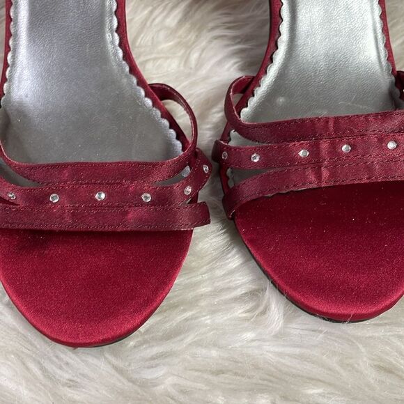 CB Collection Women’s Red Satin Open Toe Ankle Strappy Dress Heels Size 7M Krist - Picture 11 of 11